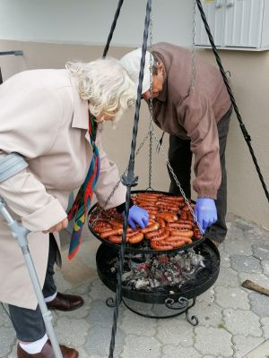 Miniatura zdjęcia: Seniorzy grillują kiełbasy
