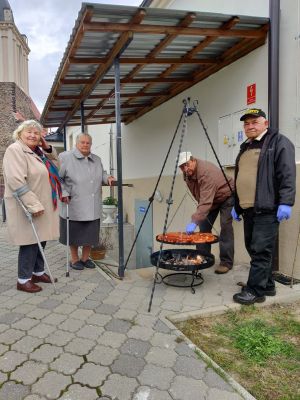 Miniatura zdjęcia: Seniorzy grillują kiełbasy