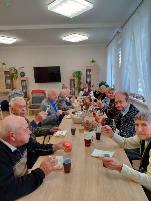 Miniatura zdjęcia: seniorzy siedzą przy wspólnym stole