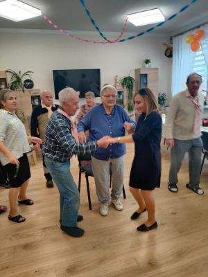 Miniatura zdjęcia: seniorzy tańczą w kółku