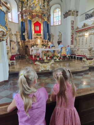 Miniatura zdjęcia: dwie dziewczynki w kościele